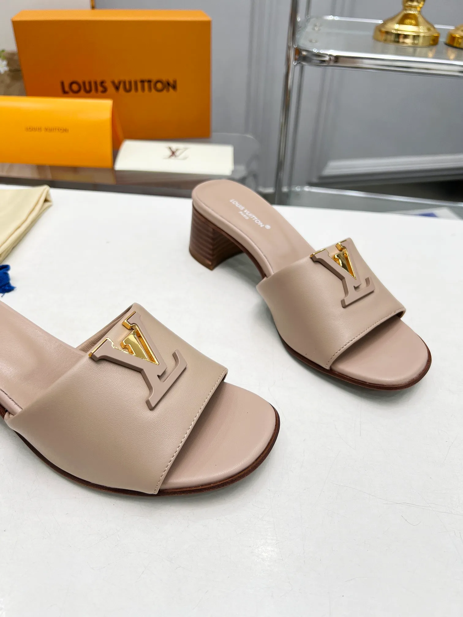 👟👟Ex-factory price 460👟👟Louis Vuitton/Louis Vuitton women's new sandals LV SUNSET COMFORT flat sandals are made of exquisite cowhide and sheepskin lining, the uppers show handicrafts, and are matched with genuine leather soles*@wearing experience. LV logo hardware buckle on upper, size 35-42